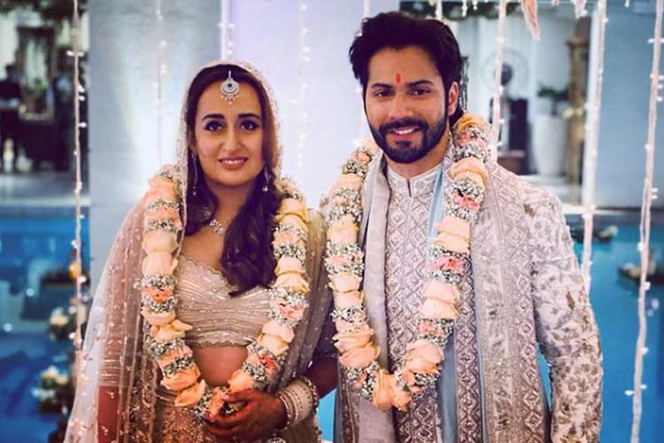 वरुण धवन ने नताशा संग लिए सात फेरे, शेयर की शादी की पहली तस्वीर वरुण धवन ने नताशा संग लिए सात फेरे, शेयर की शादी की पहली तस्वीर