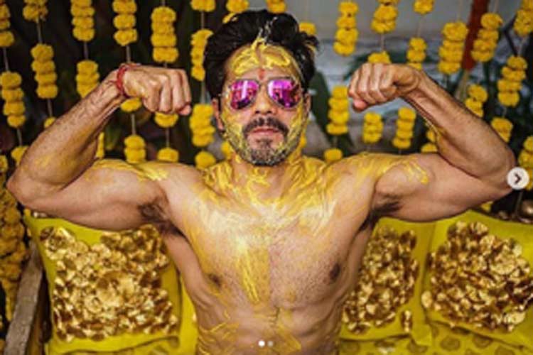वरुण धवन ने नताशा संग लिए सात फेरे, शेयर की शादी की पहली तस्वीर वरुण धवन ने नताशा संग लिए सात फेरे, शेयर की शादी की पहली तस्वीर