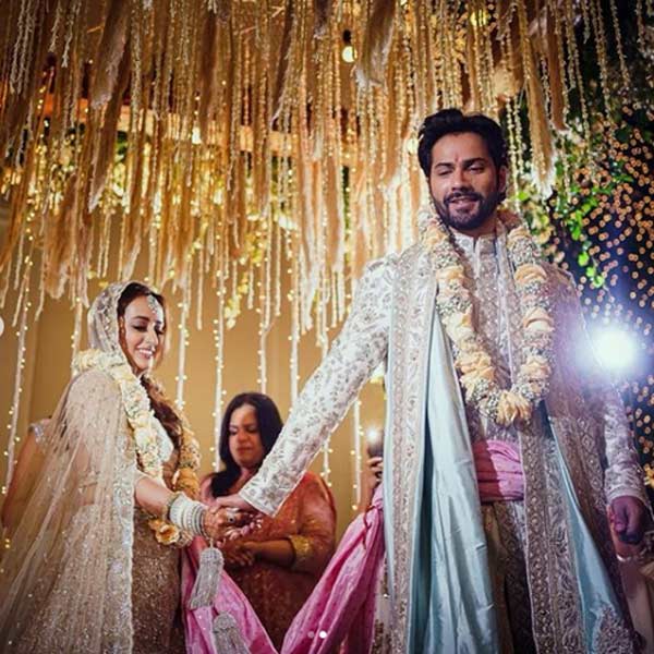 वरुण धवन ने नताशा संग लिए सात फेरे, शेयर की शादी की पहली तस्वीर वरुण धवन ने नताशा संग लिए सात फेरे, शेयर की शादी की पहली तस्वीर