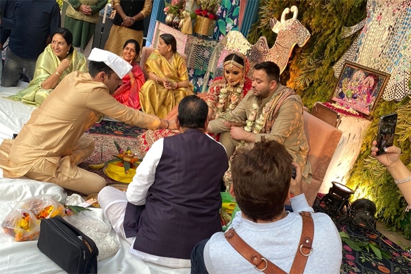 तेजस्वी ने रचाई एलेक्सिस से शादी तेजस्वी ने रचाई एलेक्सिस से शादी