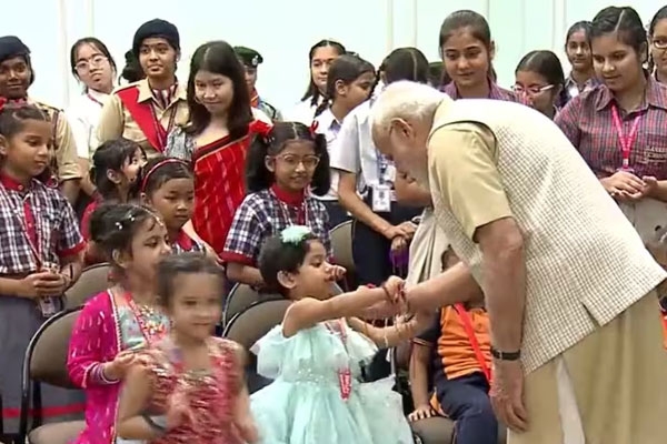 बच्चों संग PM मोदी ने मनाया रक्षा बंधन