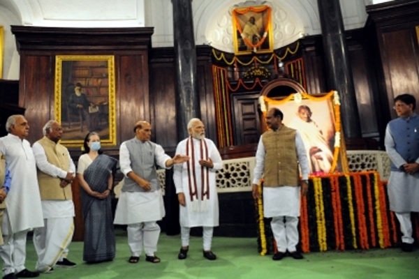 आमने-सामने हुए मोदी और सोनिया आमने-सामने हुए मोदी और सोनिया