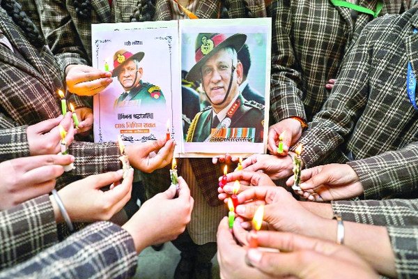 हेलीकॉप्टर दुर्घटना : योद्धाओं के शोक में पूरा देश हेलीकॉप्टर दुर्घटना : योद्धाओं के शोक में पूरा देश