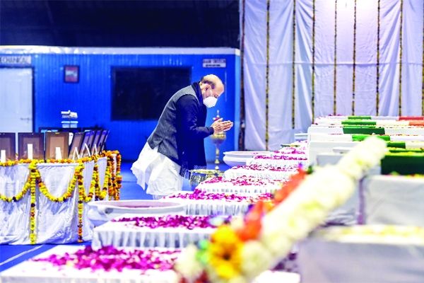 हेलीकॉप्टर दुर्घटना : योद्धाओं के शोक में पूरा देश हेलीकॉप्टर दुर्घटना : योद्धाओं के शोक में पूरा देश