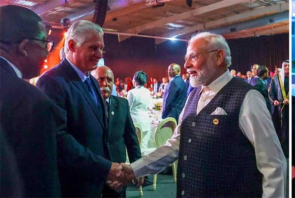 BRICS में डिनर के दौरान PM Modi की विश्व नेताओं के साथ ताजा तस्वीरें