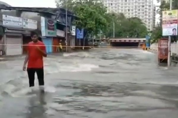 महाराष्ट्र में मानसून की दस्तक, मुंबई में ट्रेन, यातायात प्रभावित महाराष्ट्र में मानसून की दस्तक, मुंबई में ट्रेन, यातायात प्रभावित