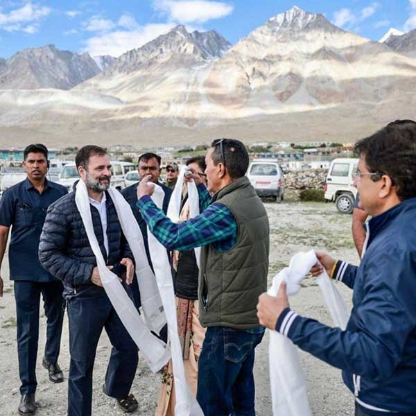 लेह में पैंगोंग झील के पास राहुल गांधी