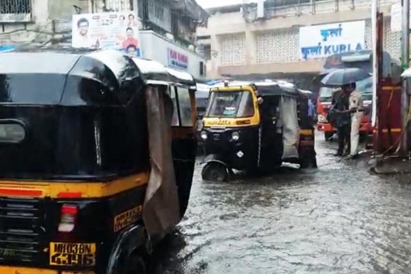 महाराष्ट्र में मानसून की दस्तक, मुंबई में ट्रेन, यातायात प्रभावित