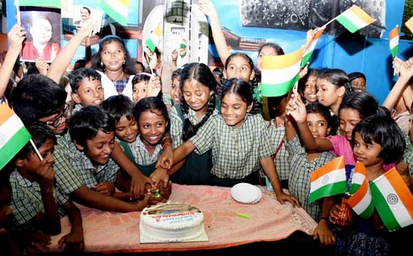 चंद्रयान-3 के चंद्रमा पर सफल सॉफ्ट लैंडिग के बाद देशभर में जश्न चंद्रयान-3 के चंद्रमा पर सफल सॉफ्ट लैंडिग के बाद देशभर में जश्न