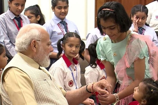 बच्चों संग PM मोदी ने मनाया रक्षा बंधन