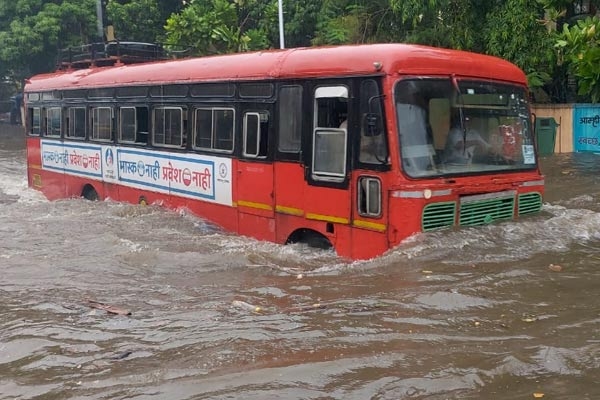 महाराष्ट्र में मानसून की दस्तक, मुंबई में ट्रेन, यातायात प्रभावित महाराष्ट्र में मानसून की दस्तक, मुंबई में ट्रेन, यातायात प्रभावित