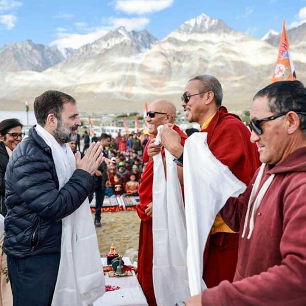 लेह में पैंगोंग झील के पास राहुल गांधी