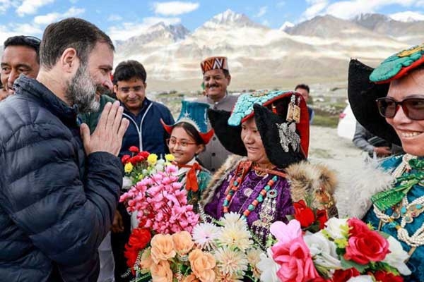 लेह में पैंगोंग झील के पास राहुल गांधी लेह में पैंगोंग झील के पास राहुल गांधी