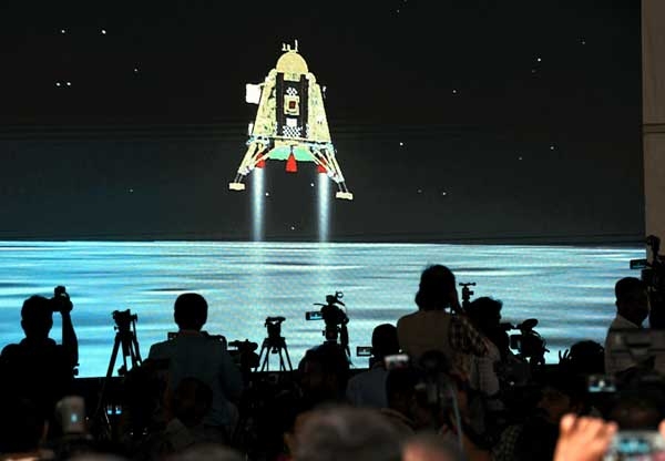 चंद्रयान-3 के चंद्रमा पर सफल सॉफ्ट लैंडिग के बाद देशभर में जश्न