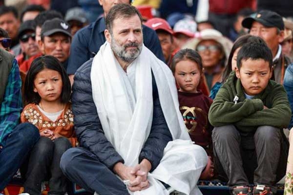 लेह में पैंगोंग झील के पास राहुल गांधी