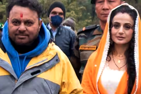अमीषा पटेल ने कहा, निर्माता अनिल शर्मा के साथ मेरा पिता-बेटी का रिश्ता अमीषा पटेल ने कहा, निर्माता अनिल शर्मा के साथ मेरा पिता-बेटी का रिश्ता