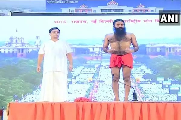 योग के रंग में रंगा देश, देखें तस्वीरें योग के रंग में रंगा देश, देखें तस्वीरें