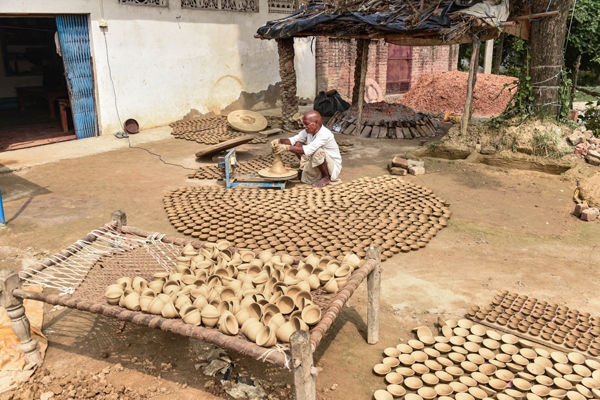 अयोध्या में दीपोत्सव की तैयारी के लिए बनते दीये