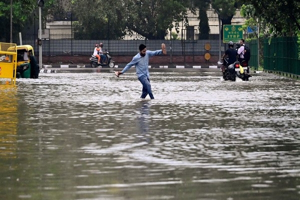 आफत में बदली बारिश, जन-जीवन हुआ अस्त-व्यस्त