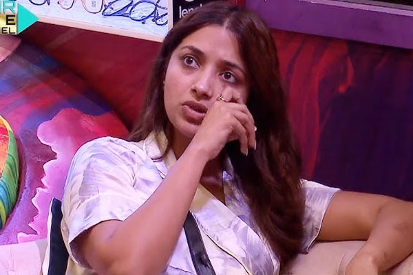 फिनाले की रेस से कटा Jiya Shankar का पत्ता फिनाले की रेस से कटा Jiya Shankar का पत्ता