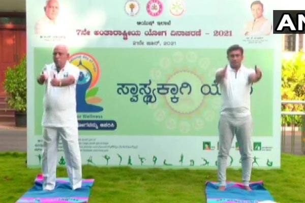 योग के रंग में रंगा देश, देखें तस्वीरें योग के रंग में रंगा देश, देखें तस्वीरें