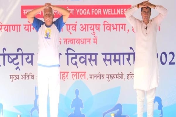योग के रंग में रंगा देश, देखें तस्वीरें