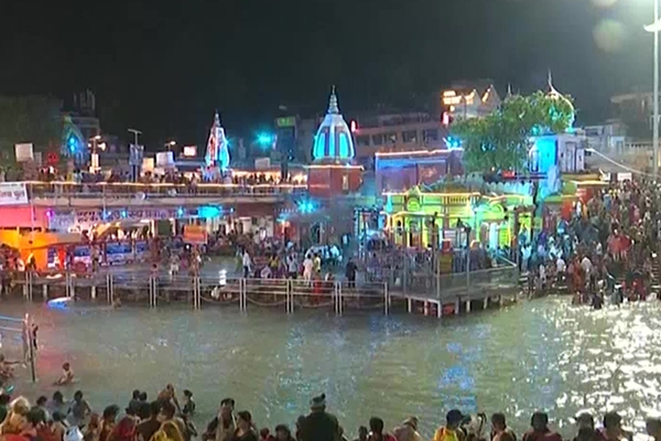महाकुंभ के दूसरे शाही स्नान पर करीब 20 लाख लोगों ने स्नान किया महाकुंभ के दूसरे शाही स्नान पर करीब 20 लाख लोगों ने स्नान किया