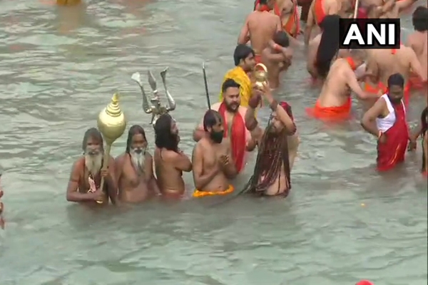महाकुंभ के दूसरे शाही स्नान पर करीब 20 लाख लोगों ने स्नान किया महाकुंभ के दूसरे शाही स्नान पर करीब 20 लाख लोगों ने स्नान किया