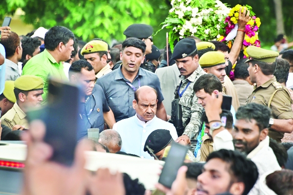 नेताजी को अंतिम विदाई