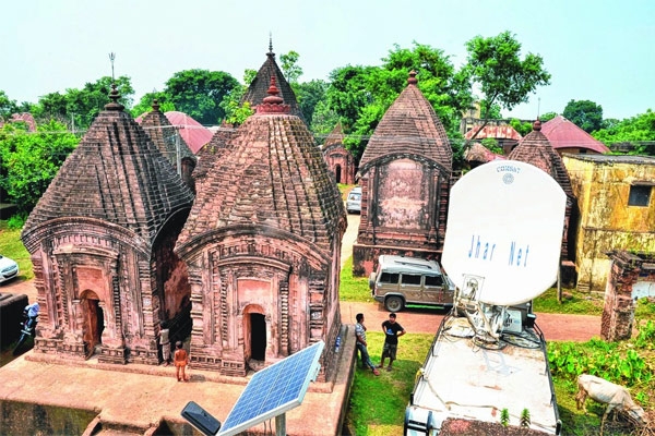108 ऐतिहासिक मंदिरों और तालाबों वाला अनूठा गांव मलूटी 108 ऐतिहासिक मंदिरों और तालाबों वाला अनूठा गांव मलूटी