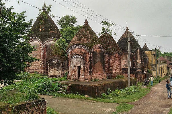 108 ऐतिहासिक मंदिरों और तालाबों वाला अनूठा गांव मलूटी 108 ऐतिहासिक मंदिरों और तालाबों वाला अनूठा गांव मलूटी