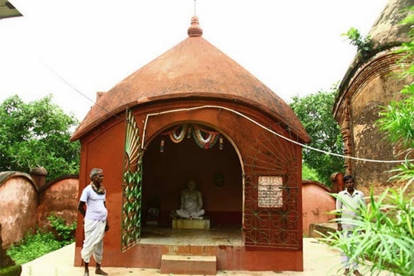 108 ऐतिहासिक मंदिरों और तालाबों वाला अनूठा गांव मलूटी 108 ऐतिहासिक मंदिरों और तालाबों वाला अनूठा गांव मलूटी