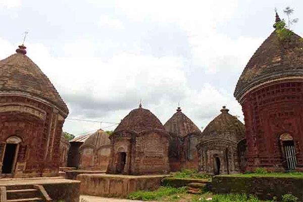 108 ऐतिहासिक मंदिरों और तालाबों वाला अनूठा गांव मलूटी 108 ऐतिहासिक मंदिरों और तालाबों वाला अनूठा गांव मलूटी