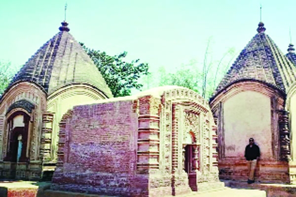 108 ऐतिहासिक मंदिरों और तालाबों वाला अनूठा गांव मलूटी 108 ऐतिहासिक मंदिरों और तालाबों वाला अनूठा गांव मलूटी