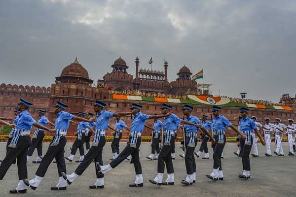 77वें स्वतंत्रता दिवस समारोह पर लालकिले की प्राचीर का अद्भुत नजारा