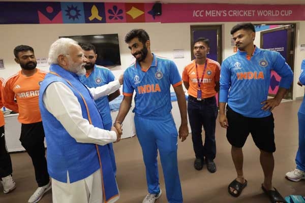 ICC World Cup Final में ऑस्ट्रेलिया से हार के बाद टीम इंडिया की हौंसला अफजाई करते पीएम मोदी