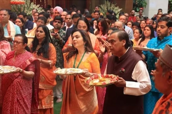 मुकेश अंबानी के घर गणेश उत्सव, उमड़ा बॉलीवुड मुकेश अंबानी के घर गणेश उत्सव, उमड़ा बॉलीवुड