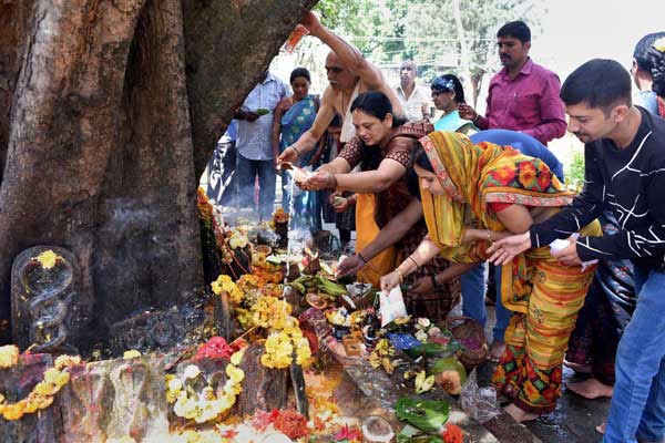 देशभर में नागपंचमी की धूम देशभर में नागपंचमी की धूम
