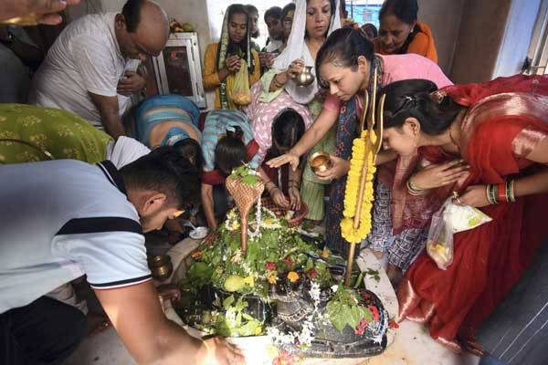 देशभर में नागपंचमी की धूम देशभर में नागपंचमी की धूम