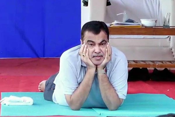 योग के रंग में रंगा देश, देखें तस्वीरें योग के रंग में रंगा देश, देखें तस्वीरें