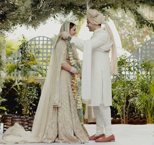 परिणीति, राघव ने शादी की पहली आधिकारिक तस्वीरें साझा कीं