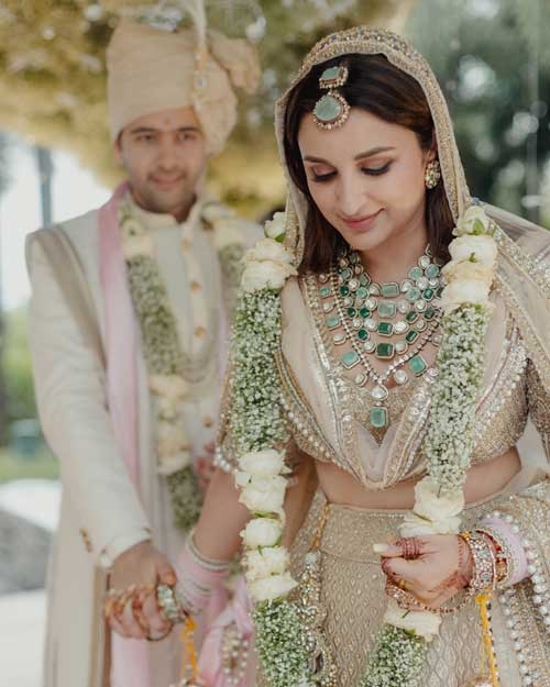 परिणीति, राघव ने शादी की पहली आधिकारिक तस्वीरें साझा कीं परिणीति, राघव ने शादी की पहली आधिकारिक तस्वीरें साझा कीं