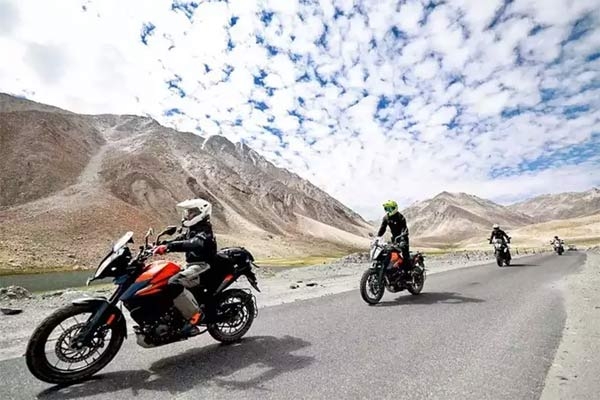 अलग अंदाज में आए नजर राहुल गांधी,पैंगोंग झील तक दौड़ाई बाइक अलग अंदाज में आए नजर राहुल गांधी,पैंगोंग झील तक दौड़ाई बाइक