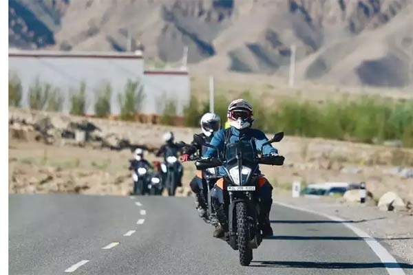 अलग अंदाज में आए नजर राहुल गांधी,पैंगोंग झील तक दौड़ाई बाइक अलग अंदाज में आए नजर राहुल गांधी,पैंगोंग झील तक दौड़ाई बाइक