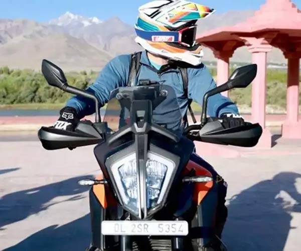 अलग अंदाज में आए नजर राहुल गांधी,पैंगोंग झील तक दौड़ाई बाइक अलग अंदाज में आए नजर राहुल गांधी,पैंगोंग झील तक दौड़ाई बाइक