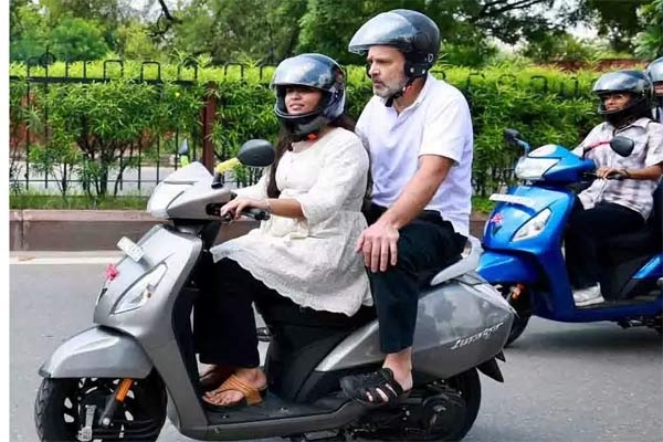 राहुल गांधी ने की छात्रा के साथ स्कूटर की सवारी