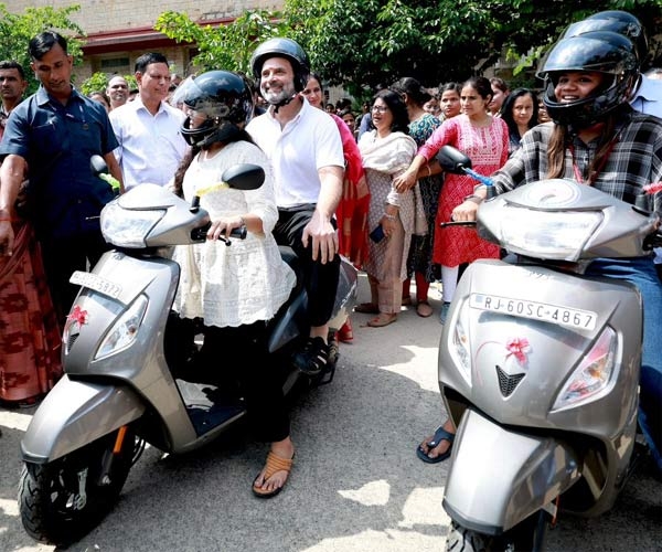 राहुल गांधी ने की छात्रा के साथ स्कूटर की सवारी राहुल गांधी ने की छात्रा के साथ स्कूटर की सवारी