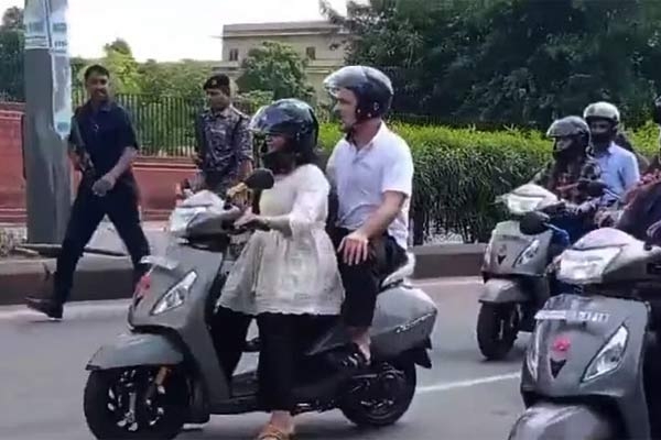 राहुल गांधी ने की छात्रा के साथ स्कूटर की सवारी राहुल गांधी ने की छात्रा के साथ स्कूटर की सवारी