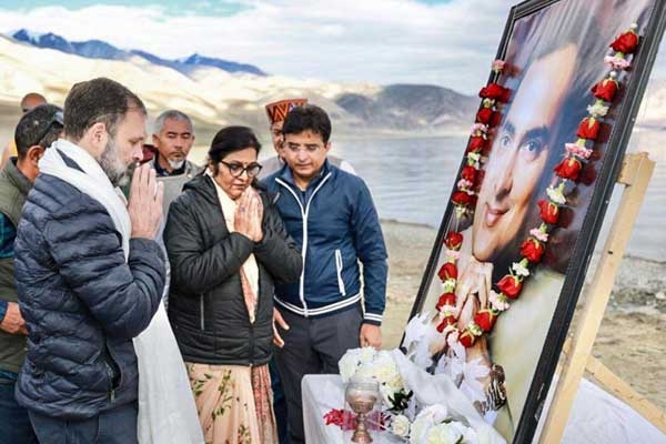 लेह में पैंगोंग झील के पास राहुल गांधी