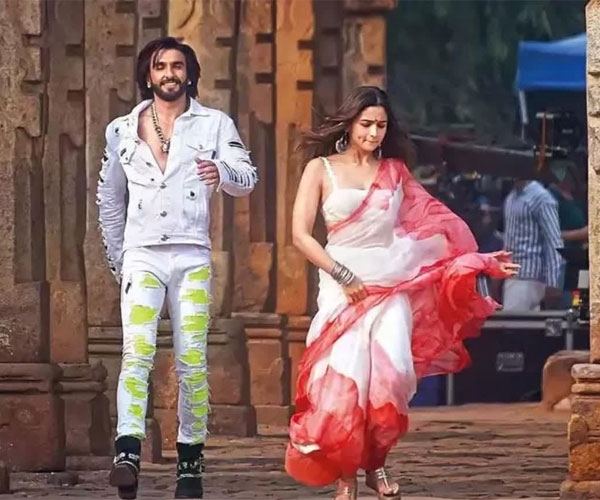 रॉकी और रानी की प्रेम कहानी: रणवीर-आलिया के बीच कमाल की केमिस्ट्री रॉकी और रानी की प्रेम कहानी: रणवीर-आलिया के बीच कमाल की केमिस्ट्री
